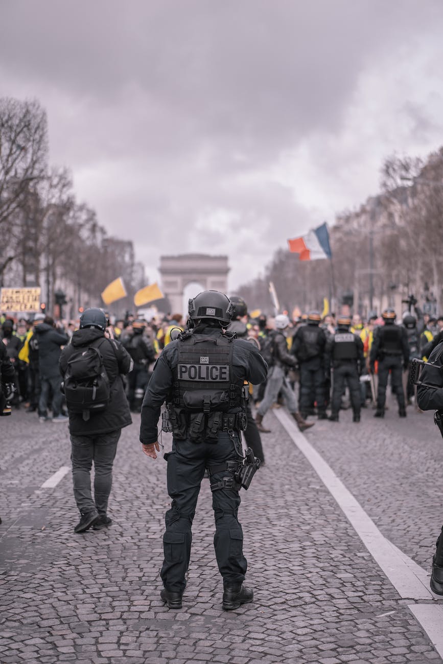 man wearing black vest near crowded people